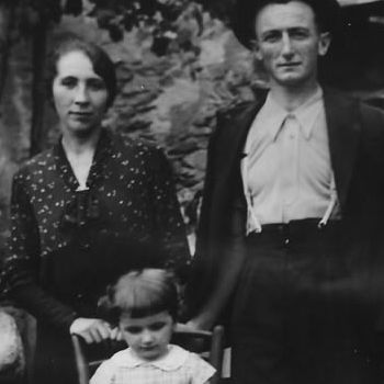 Giosuè e Irma Lacroix con la piccola Melania davanti alla cantina di famiglia